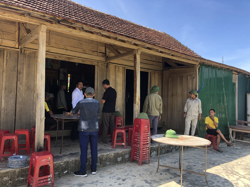 Chính quyền địa phương huy động lực lượng hỗ trợ gia đình làm thủ tục an tang cho cháu Tuấn.