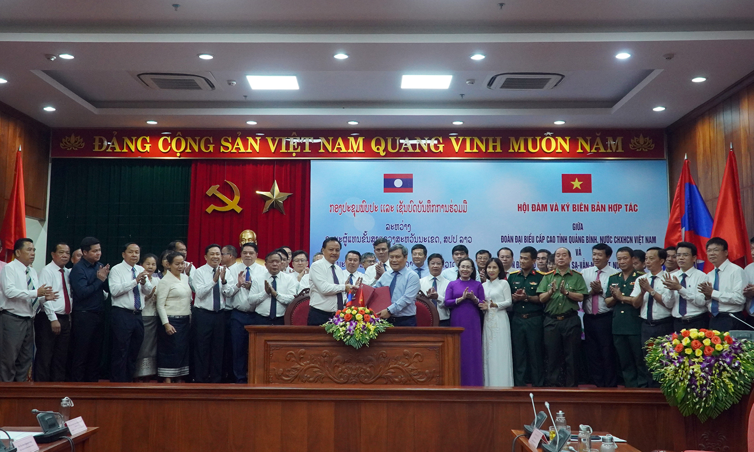 Đồng chí Bí thư Tỉnh ủy Quảng Bình Vũ Đại Thắng và đồng chí Bí thư, Tỉnh trưởng tỉnh Sạ-vẳn-na-khệt ký kết biên bản hợp tác.