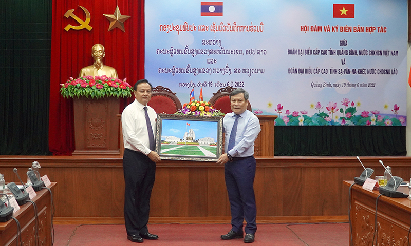 Đồng chí Bí thư Tỉnh ủy Vũ Đại Thắng tặng quà cho đồng chí Bí thư, Tỉnh trưởng Sẳn-tị-phạp Phôm-vi-hản