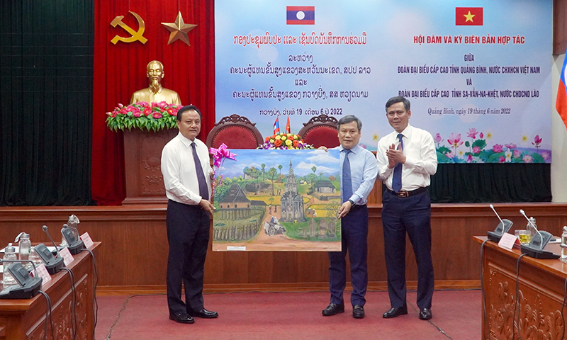 Đồng chí Bí thư, Tỉnh trưởng Sẳn-tị-phạp Phôm-vi-hản tặng quà cho  Quảng Bình