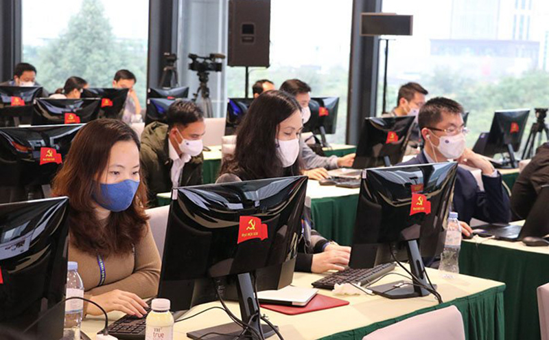 Phóng viên tác nghiệp tại Đại hội đại biểu toàn quốc lần thứ XIII của Đảng. Ảnh: Ngọc Mai