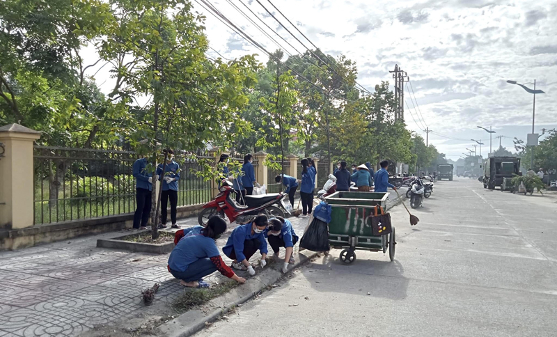 Cán bộ, hội viên, đoàn viên phường Ba Đồn (TX. Ba Đồn) ra quân làm vệ sinh, xây dựng môi trường sống sáng, xanh, sạch, đẹp.