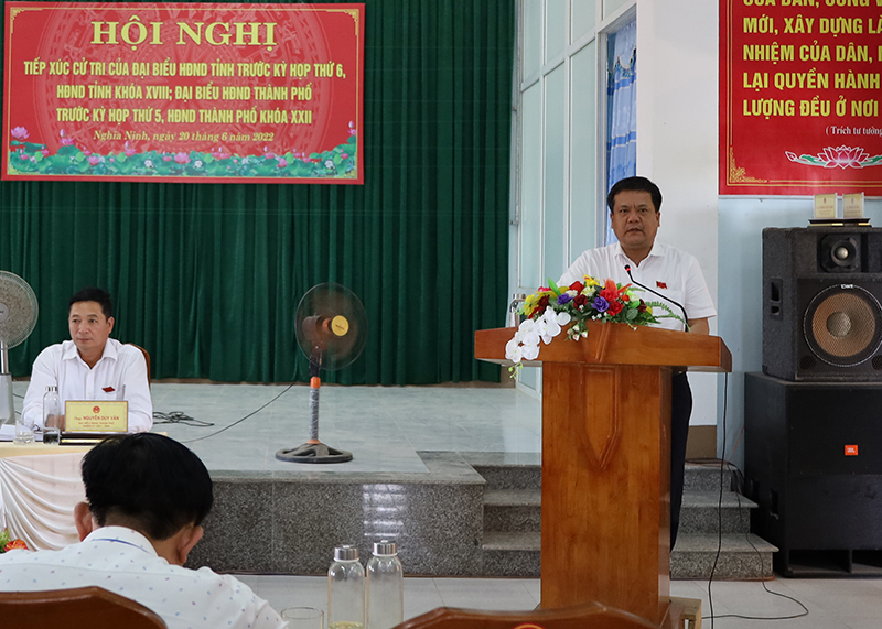 Đồng chí Trần Phong, Ủy viên Ban Thường vụ Tỉnh ủy, Bí thư Thành ủy Đồng Hới tiếp thu ý kiến, kiến nghị của cử tri trên địa bàn.