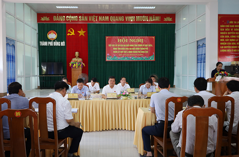 Các đại biểu HĐND tỉnh và HĐND TP. Đồng Hới TXCT TP. Đồng Hới.