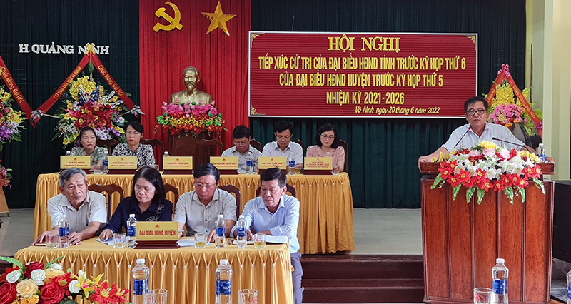Đồng chí Phó Chủ tịch Thường trực UBND tỉnh Đoàn Ngọc Lâm tiếp thu, trao đổi về các kiến nghị của cử tri huyện Quảng Ninh.