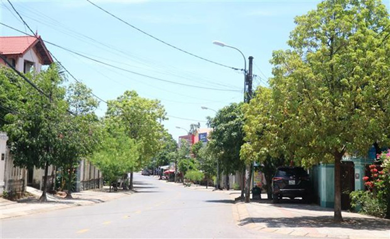 Đường phố vắng vẻ do người dân hạn chế ra đường để tránh nắng nóng. (Ảnh: Nguyên Lý/TTXVN)