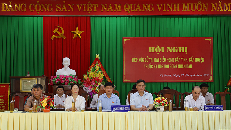 Các đại biểu HĐND tỉnh tiếp xúc cử tri huyện Bố Trạch.
