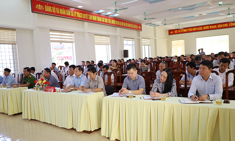 Các đại biểu tham dự tại buổi tiếp xúc cử tri.
