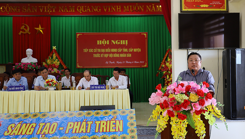 Cử tri huyện Bố Trạch nêu kiến nghị tại buổi tiếp xúc cử tri.