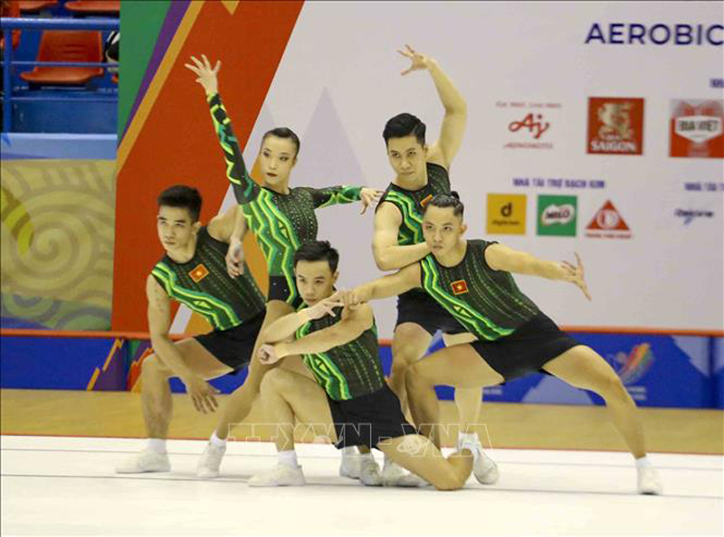 5 VĐV đội Aerobic Việt Nam gồm: Lê Hoàng Phong, Nguyễn Chế Thanh, Nguyễn Việt Anh, Trần Ngọc Thúy Vi và Vương Hoài An thi đấu nội dung nhóm 5 người, tại SEA Games 31. Ảnh: Tuấn Đức/TTXVN