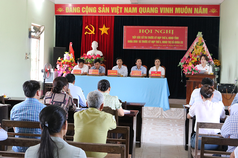 Các đại biểu tiếp xúc cử tri tại xã Quảng Sơn