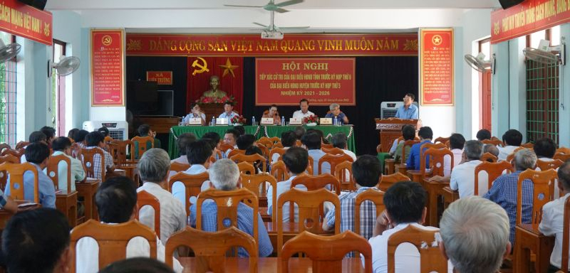Đông đảo cử tri huyện Quảng Trạch tham gia buổi TXCT với Địa biểu HĐND tỉnh.