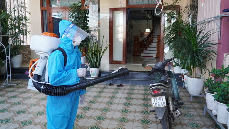 Trung tâm Y tế Bố Trạch phun hoá chất chủ động diệt muỗi tại Đức Trạch.