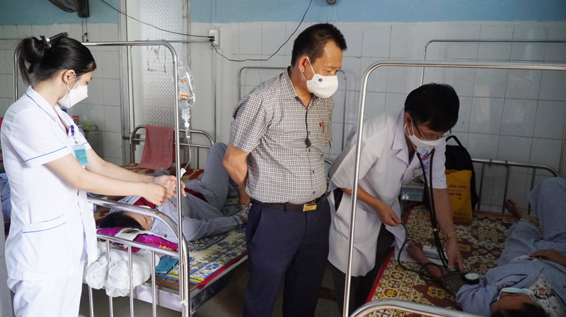 Lãnh đạo CDC Quảng Bình kiểm tra, giám sát công tác điều trị SXH tại Bệnh viện đa khoa Bố Trạch.