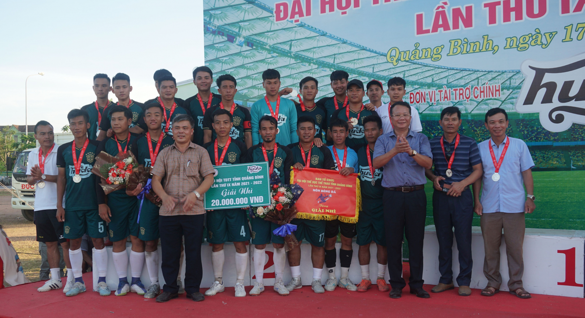 Ban tổ chức trao phần thưởng cho đội đoạt huy chương bạc Quảng Ninh.