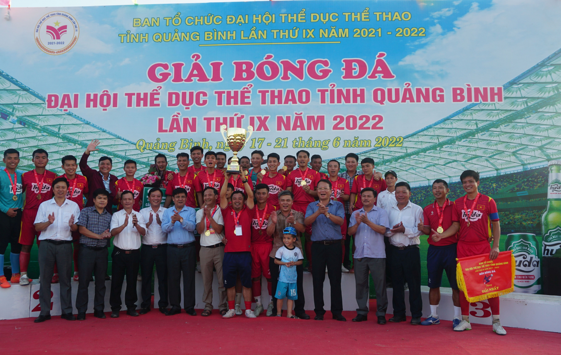 Lãnh đạo huyện Bố Trạch chụp ảnh lưu niệm với các cầu thủ.