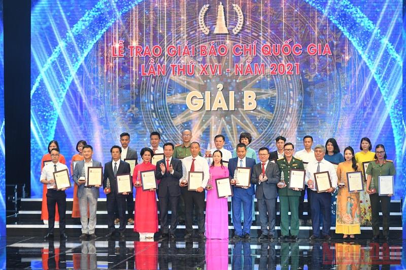  Trao giải B cho các tác giả, đại diện nhóm tác giả đoạt giải. (Ảnh: THÀNH ĐẠT) 