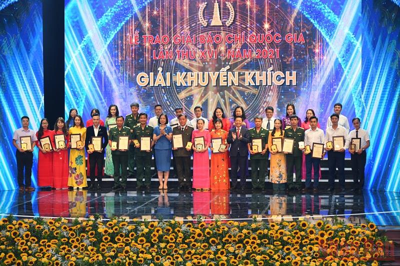 Trao giải Khuyến khích cho các tác giả, đại diện nhóm tác giả đoạt giải. (Ảnh: TRẦN HẢI)