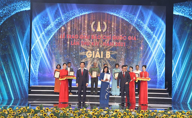 Đại diện nhóm tác giả Đài PT-TH Quảng Bình nhận giải B.