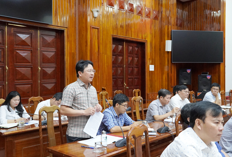 Lãnh đạo UBND huyện Quảng Ninh phát biểu tại cuộc họp.