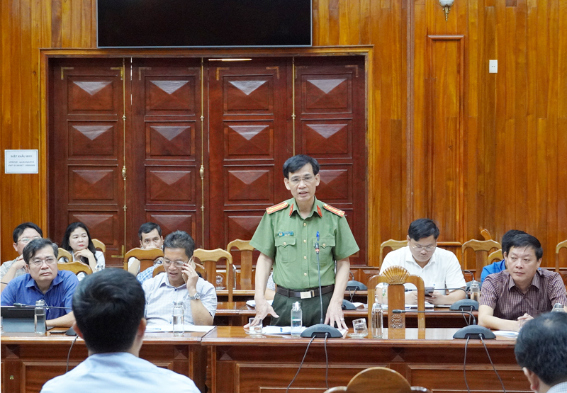 Đại diện lãnh đạo Công an tỉnh phát biểu về một số tình hình có liên quan đến công tác bảo đảm an ninh trật tự trong quá trình triển khai dự