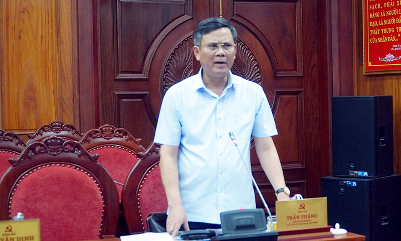 Đồng chí Chủ tịch UBND tỉnh Trần Thắng thảo luận về các giải pháp đẩy nhanh tiến độ giải ngân vốn đầu tư công