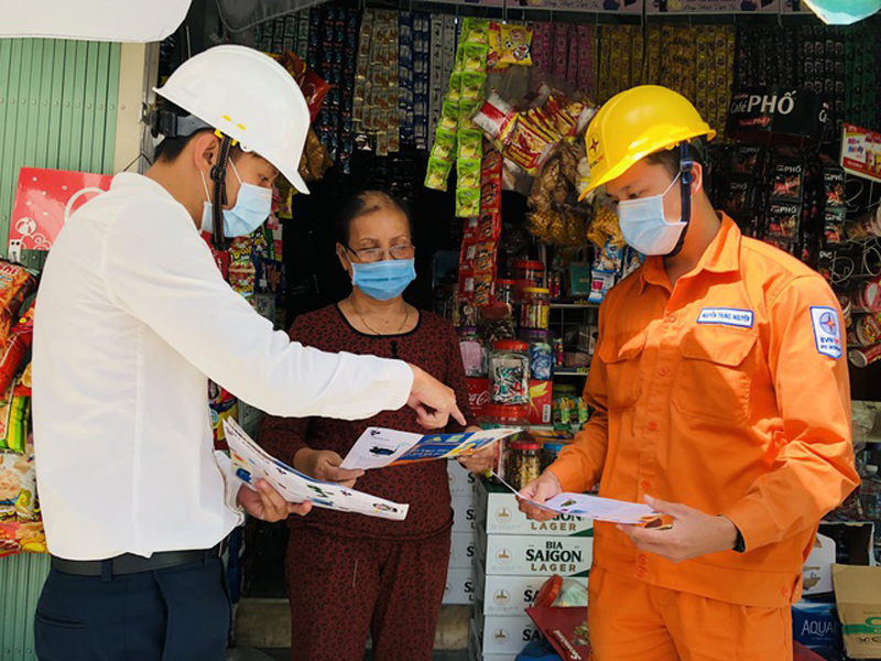 Các nhân viên điện lực đẩy mạnh tuyên truyền tiết kiệm điện đến khách hàng