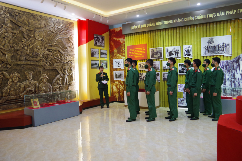 Tổ chức các hoạt động tham quan Phòng truyền thống LLVT tỉnh cho đoàn viên, thanh niên.