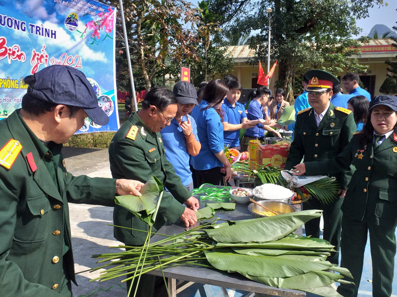 Tham gia gói bánh chưng trong khuôn khổ “Chương trình xuân biên giới”.