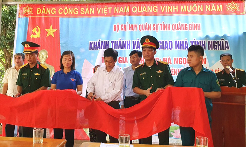 Lễ bàn giao nhà tình nghĩa tặng thương binh Hà Ngọc Vân.