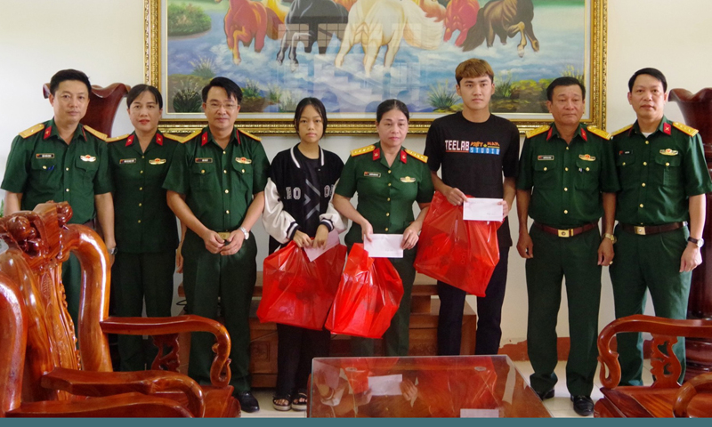 Tặng quà các gia đình nữ quân nhân có hoàn cảnh khó khăn.