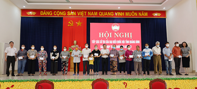 Đồng chí Vũ Đại Thắng, Ủy viên Trung ương Đảng, Bí thư Tỉnh ủy, Trưởng đoàn ĐBQH tỉnh và các đại biểu trao quà cho các đối tượng thuộc hộ nghèo, có hoàn cảnh khó khăn trên địa bàn thành phố.