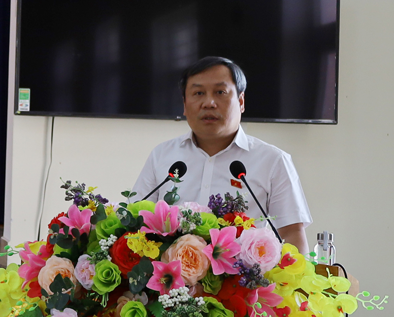 Đồng chí Vũ Đại Thắng, Ủy viên Trung ương Đảng, Bí thư Tỉnh ủy, Trưởng đoàn ĐBQH tỉnh tiếp thu, trao đổi về các kiến nghị của cử tri.