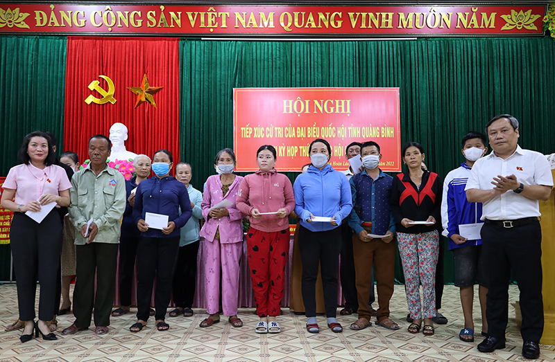 Đoàn ĐBQH tỉnh trao quà hỗ trợ các hoàn cảnh khó khăn trên địa bàn huyện Bố Trạch.