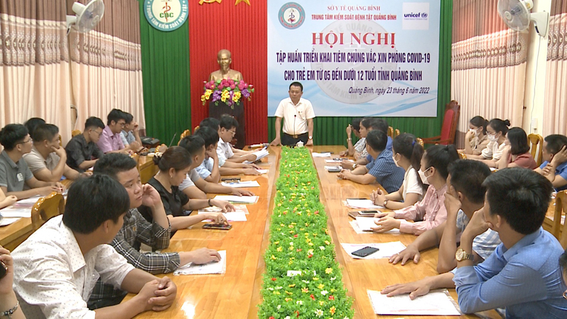 Lãnh đạo Trung tâm Kiểm soát bệnh tật tỉnh khai mạc lớp tập huấn tiêm chủng vắc xin phòng Covid-19 cho cán bộ y tế cơ sở.
