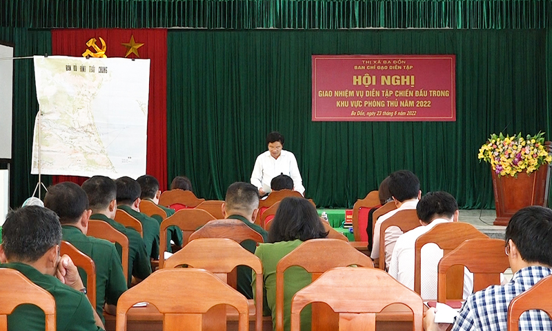 Đồng chí Trương An Ninh, Ủy viên Ban Thường vụ Tỉnh ủy, Bí thư Thị ủy, Trưởng ban Chỉ đạo diễn tập khu vực phòng thủ TX. Ba Đồn chủ trì hội nghị.