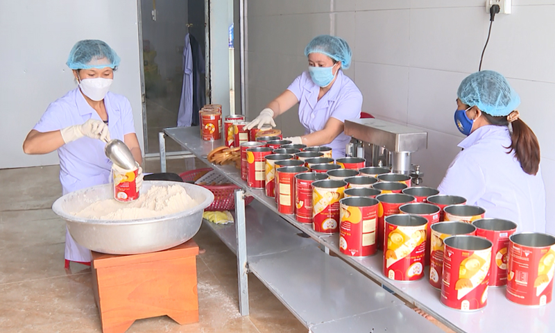 Công nhân đóng gói sản phẩm bột dinh dưỡng ăn dặm cho trẻ em MumMum Organic.