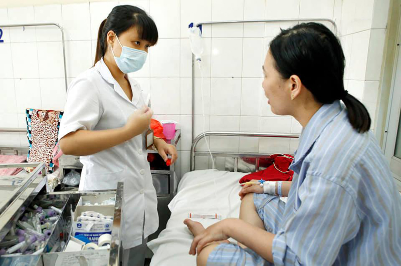 Điều trị sốt xuất huyết tại cơ sở y tế. Ảnh: BV