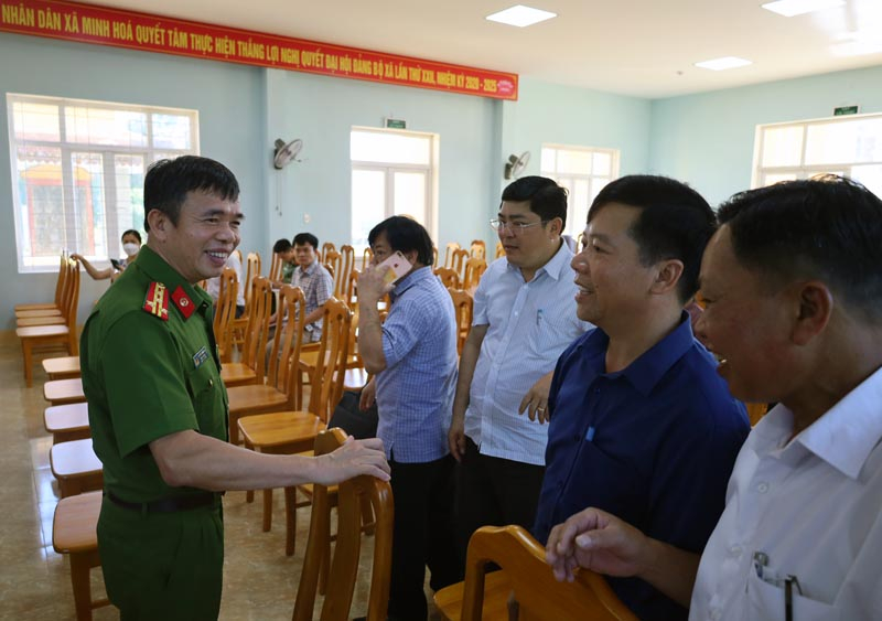Đoàn ĐBQH tỉnh trò chuyện, lắng nghe tâm tư, nguyện vọng của cử tri huyện Minh Hóa trước buổi tiếp xúc.