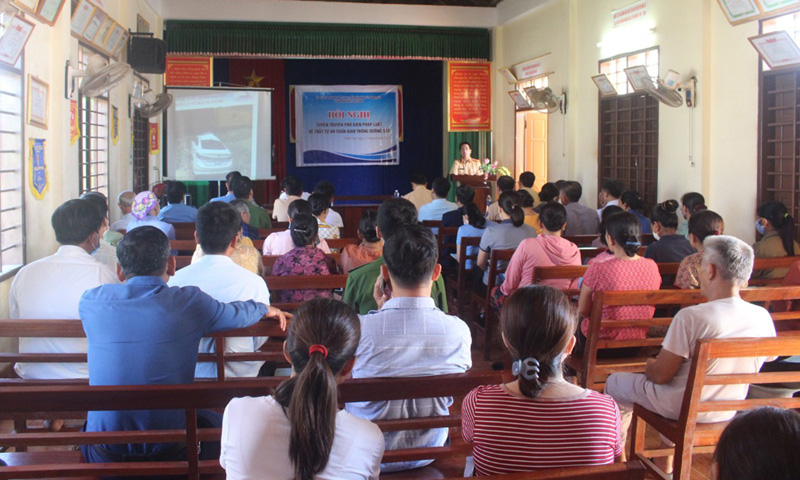 Đông đảo người dân đến nghe  TT,PBGDPL về lĩnh vực trật tự an toàn giao thông đường sắt.