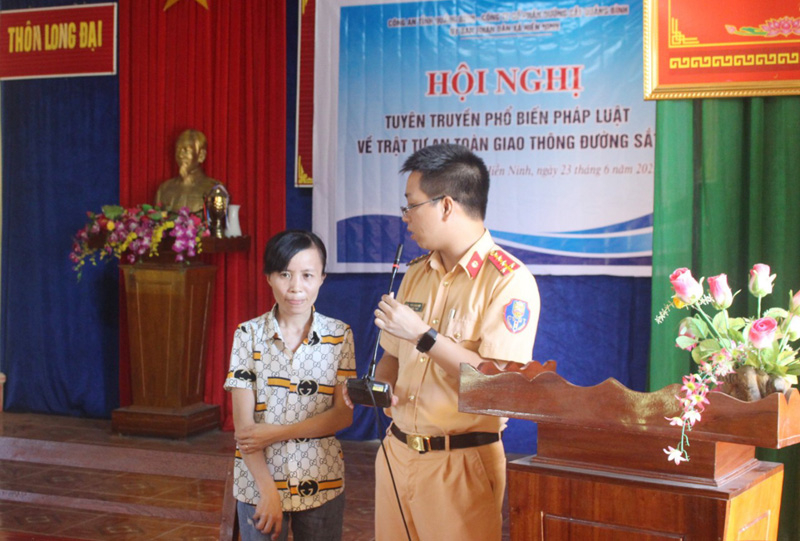 Cán bộ Phòng Cảnh sát giao thông trực tiếp trao đổi kiến thức pháp luật về trật tự an toàn giao thông đường sắt với một người dân.