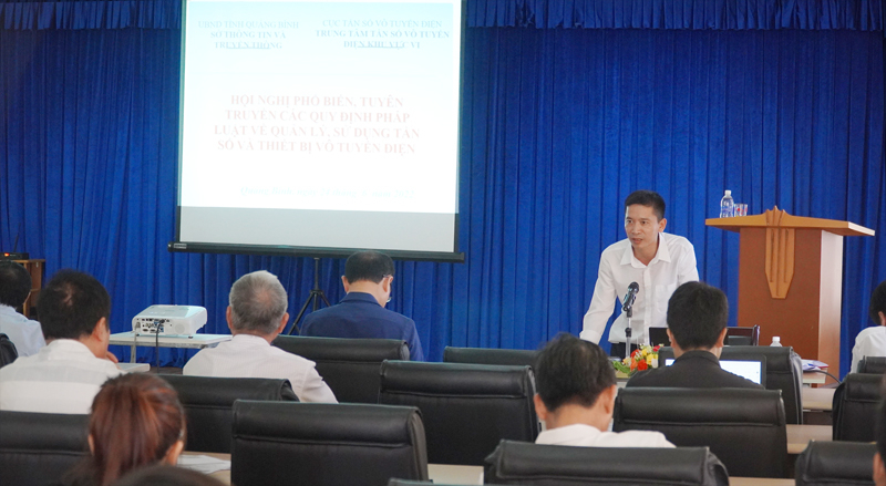 Chuyên gia đến từ Trung tâm Tần số vô tuyến điện khu vực VI hướng dẫn sử dụng tần số vô tuyến điện.