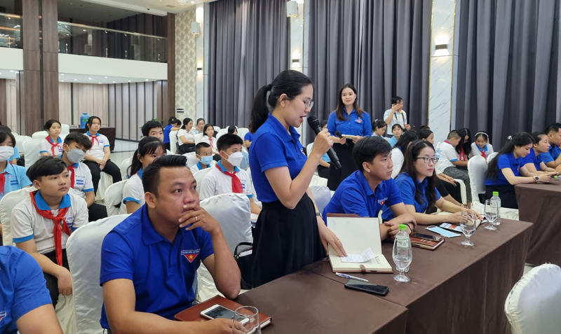 Các đại biểu thảo luận về dự án trong hội thảo.