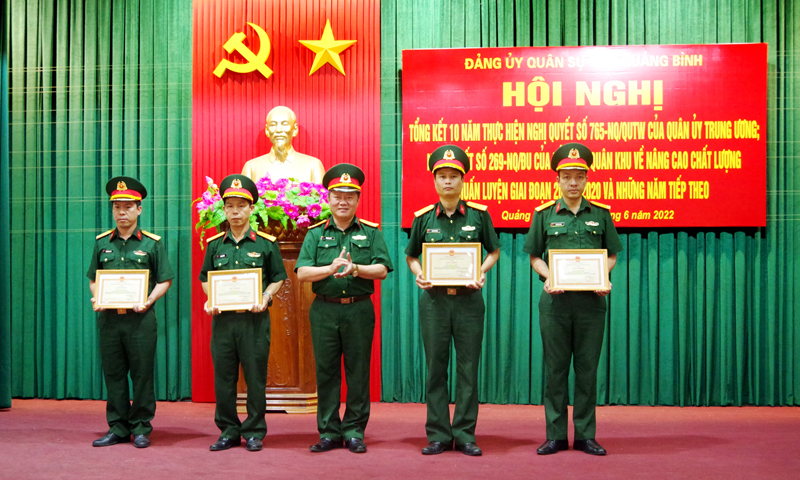 Thượng tá Đoàn Sinh Hòa, Ủy viên Ban Thường vụ Tỉnh ủy, Chỉ huy trưởng Bộ Chỉ huy Quân sự tỉnh trao giấy khen cho các tập thể tiêu biểu.
