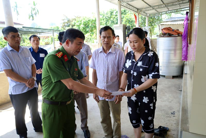 Đoàn ĐBQH tỉnh, Ủy ban MTTQVN tỉnh và lãnh đạo huyện Minh Hóa đến thăm hỏi, động viên, chia buồn và trao tiền hỗ trợ đối với trường hợp hộ gia đình ông Đinh Văn Cương, Tổ dân phố 4, thị trấn Quy Đạt.  