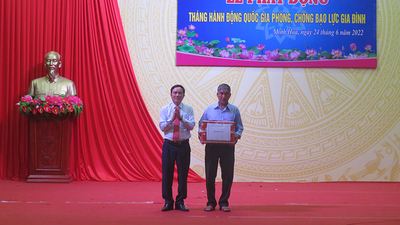 Đại diện lãnh đạo Sở VHTT tặng quà cho GĐ văn hóa tiêu biểu