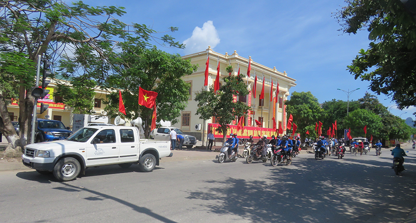 Lực lượng đoàn viên, thanh niên diễu hành trên các trục đường chính của huyện Minh Hóa