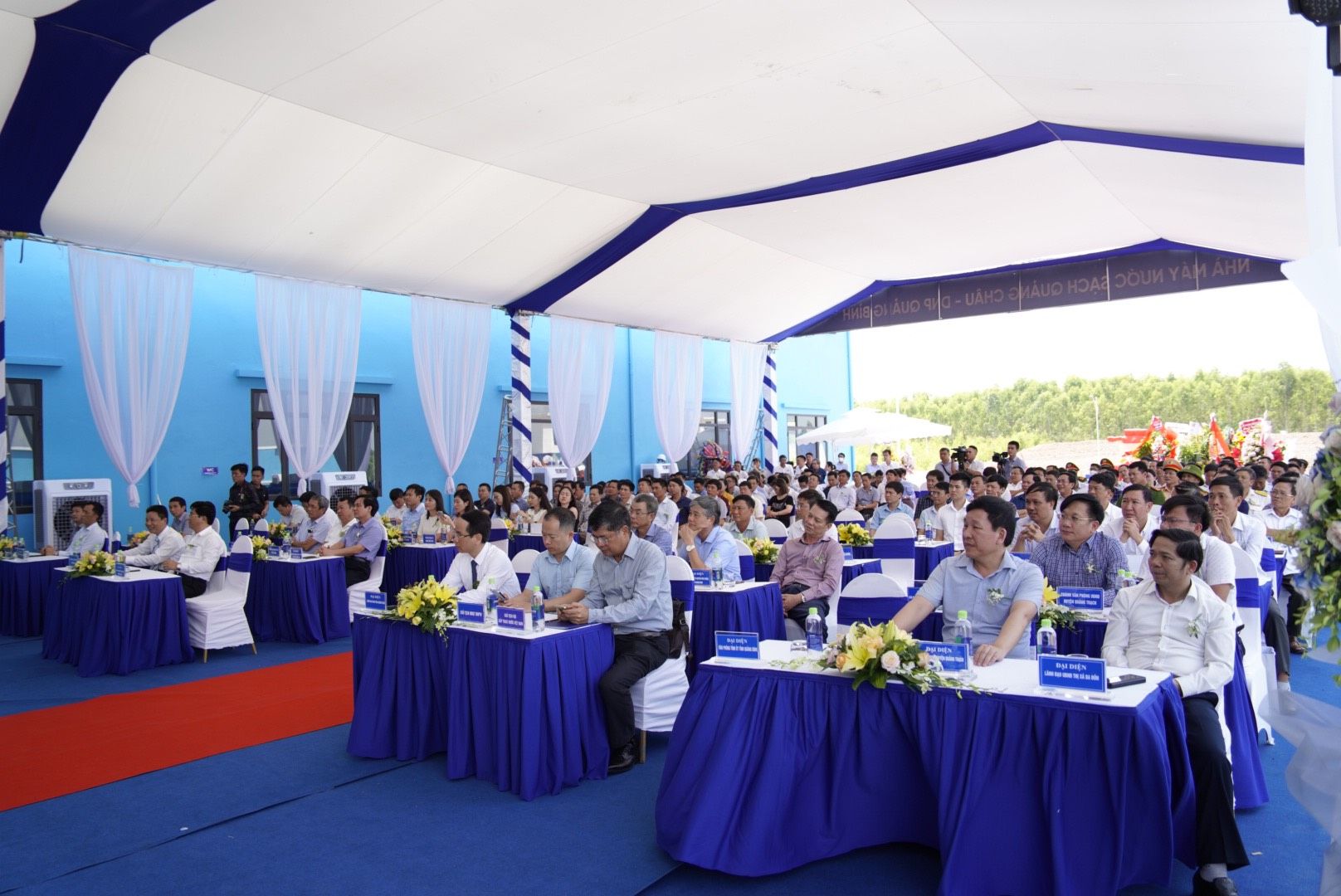 Đại biểu tham dự buổi lễ.