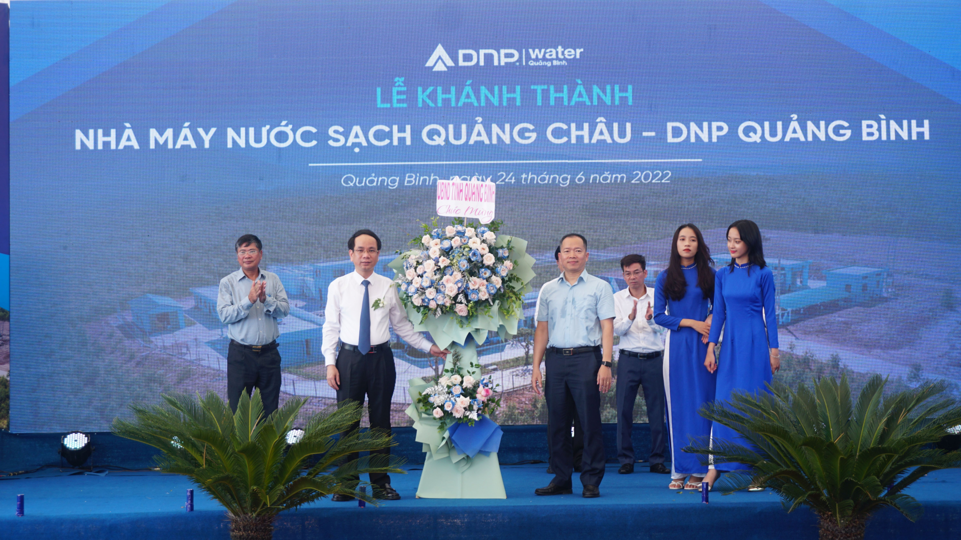 Lãnh đạo UBND tỉnh tặng hoa chúc mừng nhà máy.
