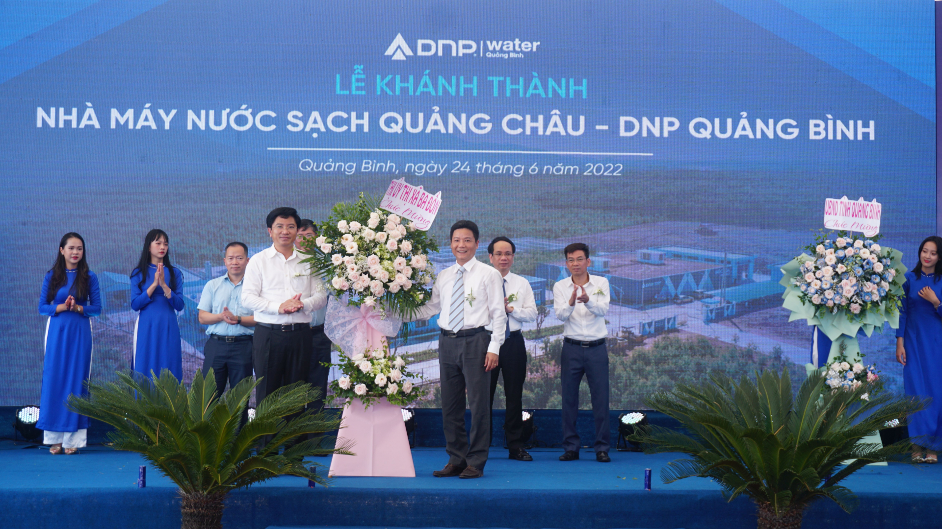 Lãnh đạo thị xã Ba Đồn tặng hoa chúc mừng nhà máy.